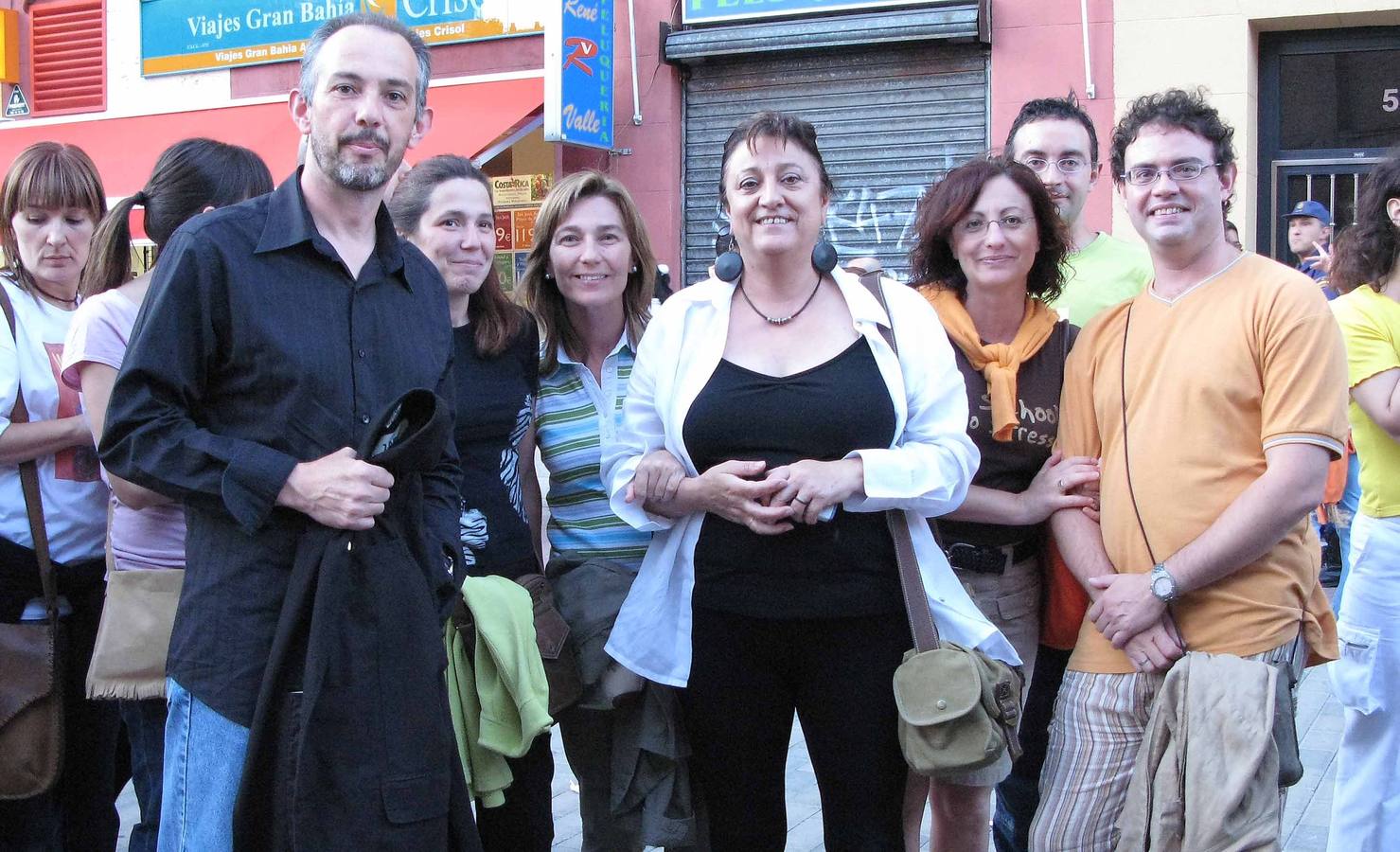 03.09.07 Silvia (c) con sus compañeros de Asprona, esperan para acceder al coso de la plaza de toros de Valladolid donde tendrá lugar el concierto de Joaquín Sabina y de Joan Manuel Serrat.