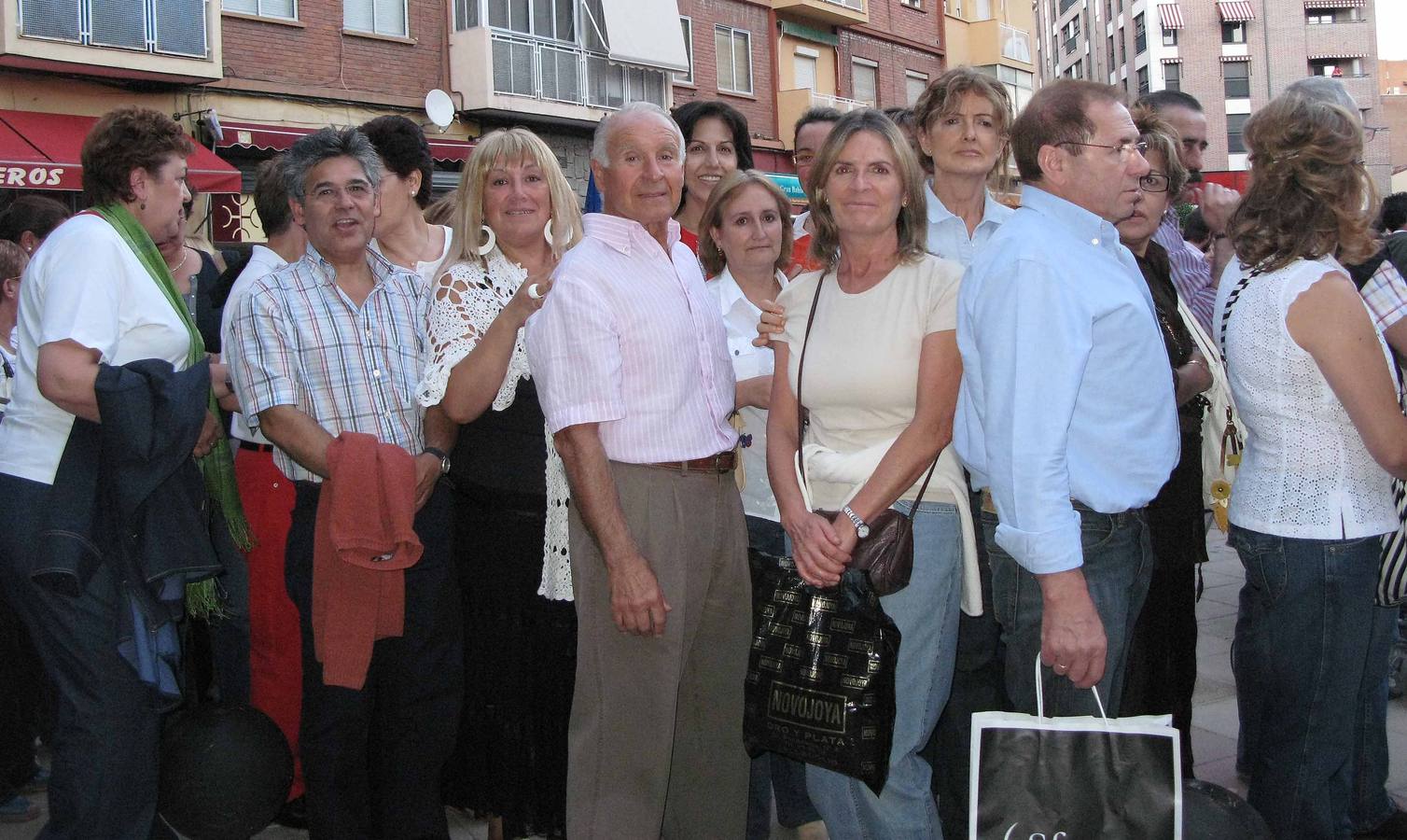 03.09.07 Asistentes al concierto de Joaquín Sabina y Joan Manuel Serrat, esperan en la cola para poder acceder a la plaza de toros de Valladolid donde será el concierto.