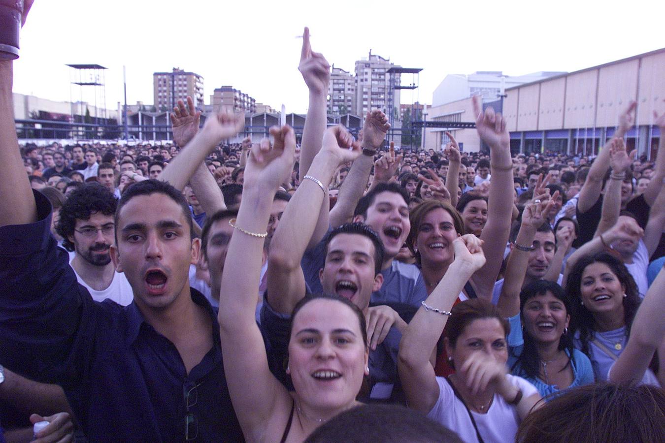 20.06.00 El público llenó por completo el patio central de la Feria de Muestras para ver el concierto de Joaquín Sabina.