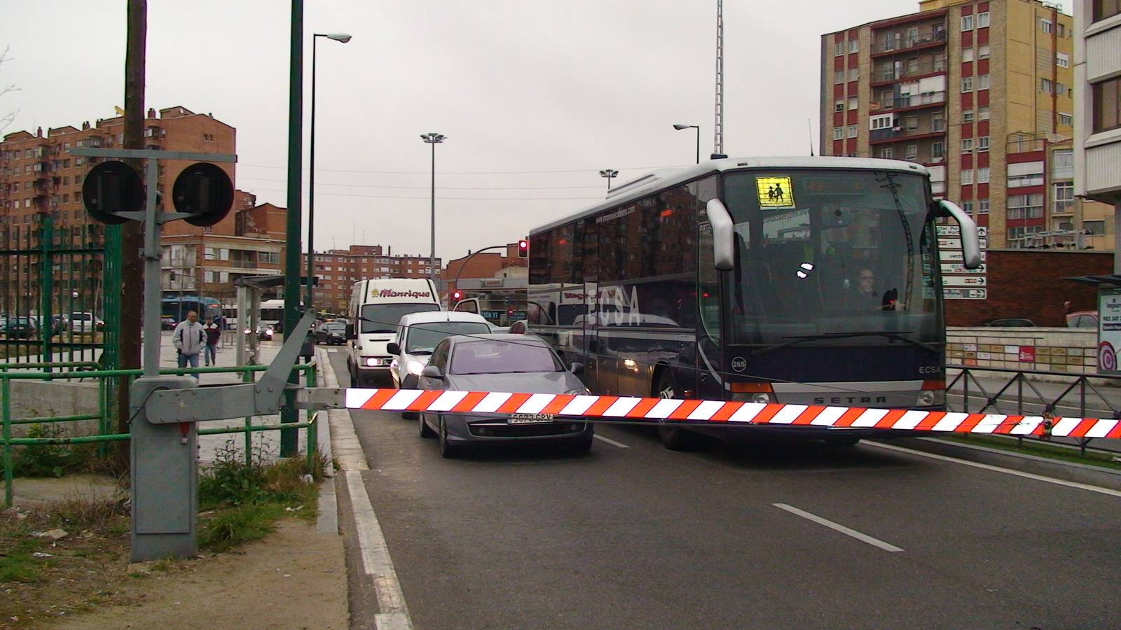 Atasco en el paso a nivel entre el Polígono de Argales y Arco de Ladrillo
