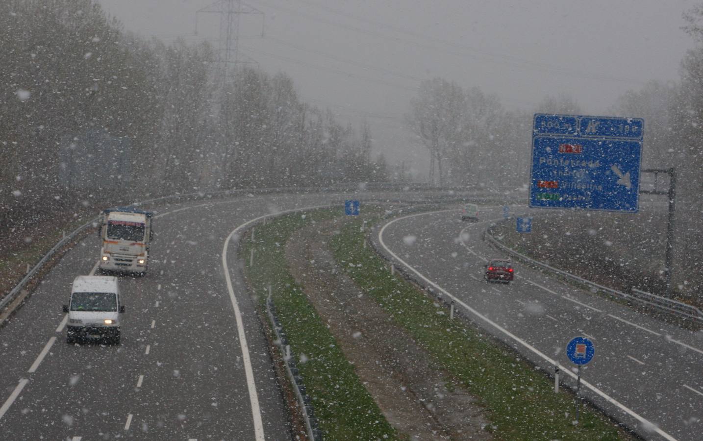 Intensa nevada a primera hora de la mañana en Ponferrada (León).