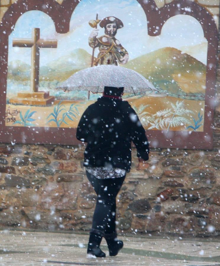 Intensa nevada a primera hora de la mañana en Ponferrada (León).