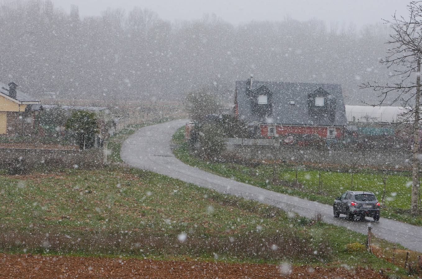Intensa nevada a primera hora de la mañana en Ponferrada (León).