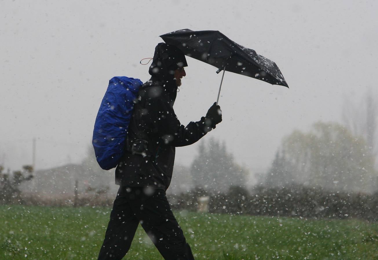 Intensa nevada a primera hora de la mañana en Ponferrada (León).
