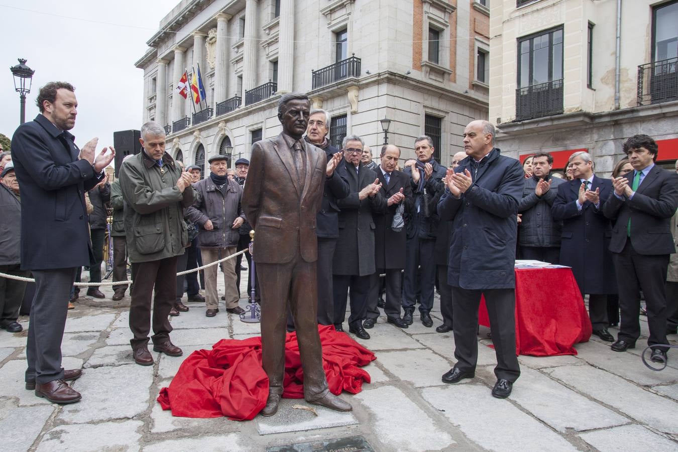 24.03.15 El Ayuntamiento de Ávila inaugura una estatua de homanaje al expresidente Adolfo Suárez.