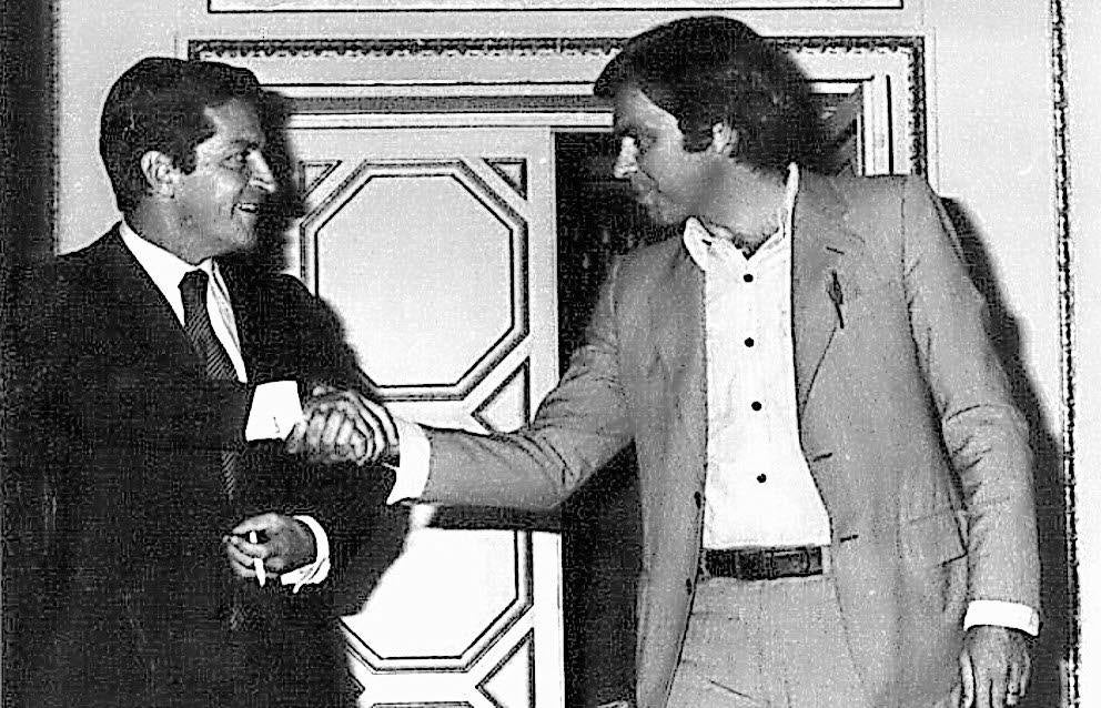 A la izquierda, Felipe González saluda al político abulense.