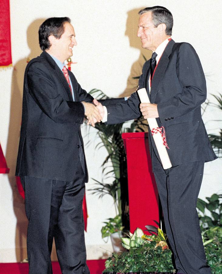 21.03.97 Adolfo Suárez recibe la medalla de oro de Castilla y León en el Monasterio de Prado de Valladolid.