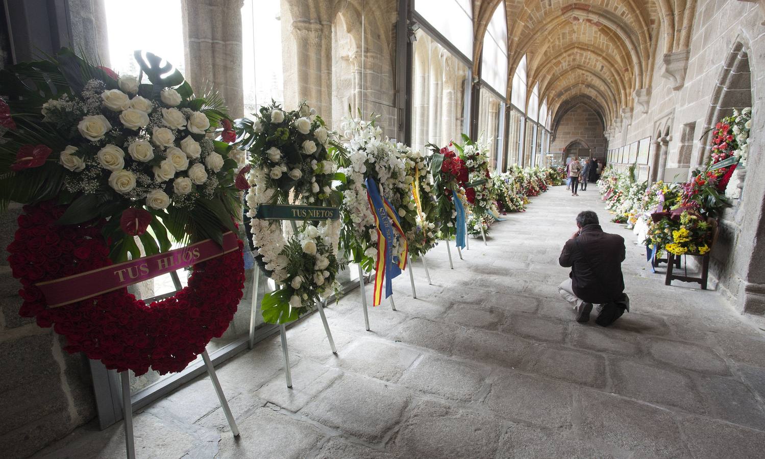 26.03.14 Coronas de flores en el claustro de la Catedral de Avila, donde descansan los restos mortales del expresidente del Gobierno, Adolfo Suárez, y su esposa Amparo Illana, lugar por el han pasado numerosos vecinos abulenses y turistas a lo largo.