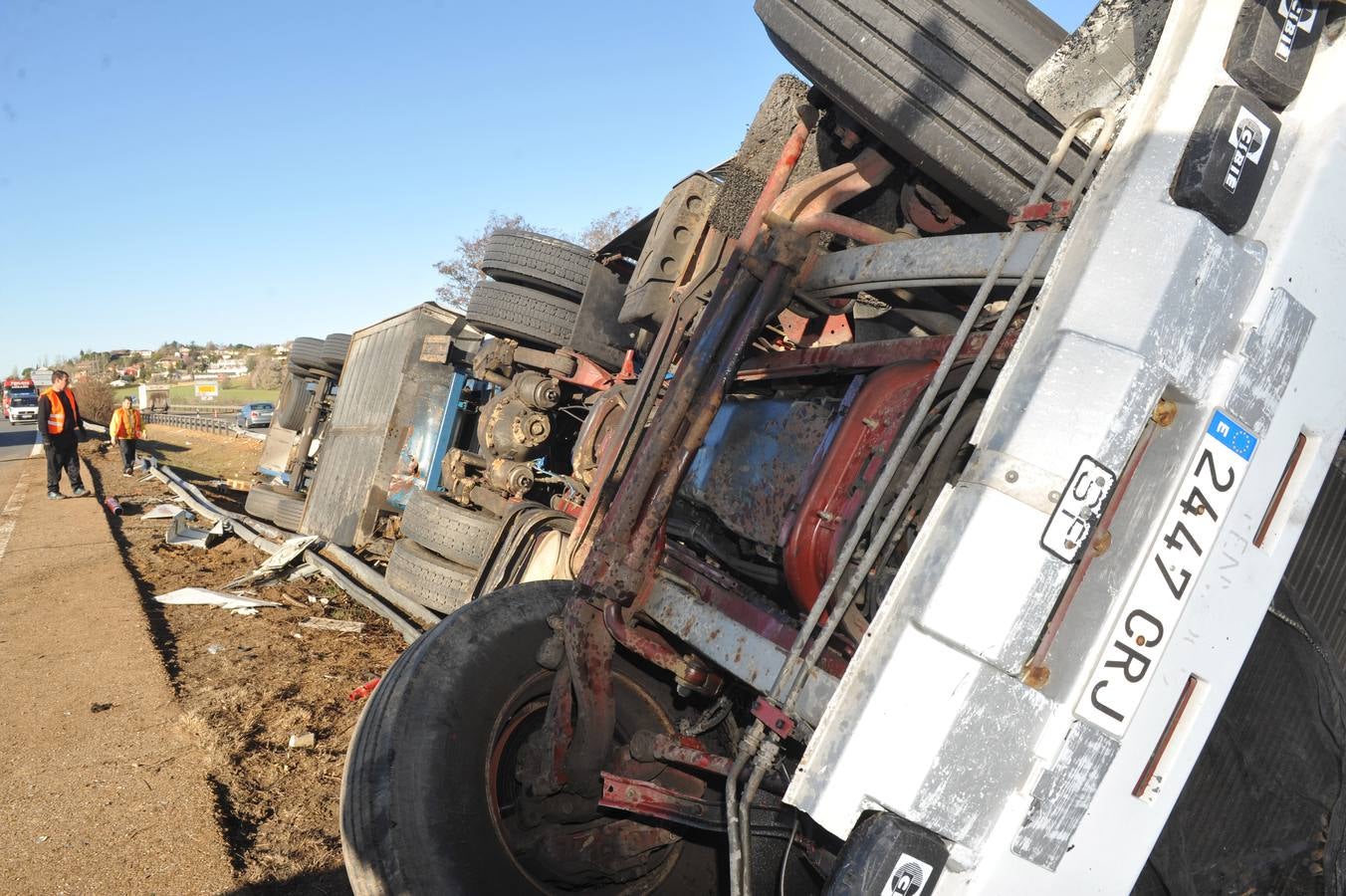 Vuelca un camión en la mediana de la A-62 en Simancas (Valladolid)