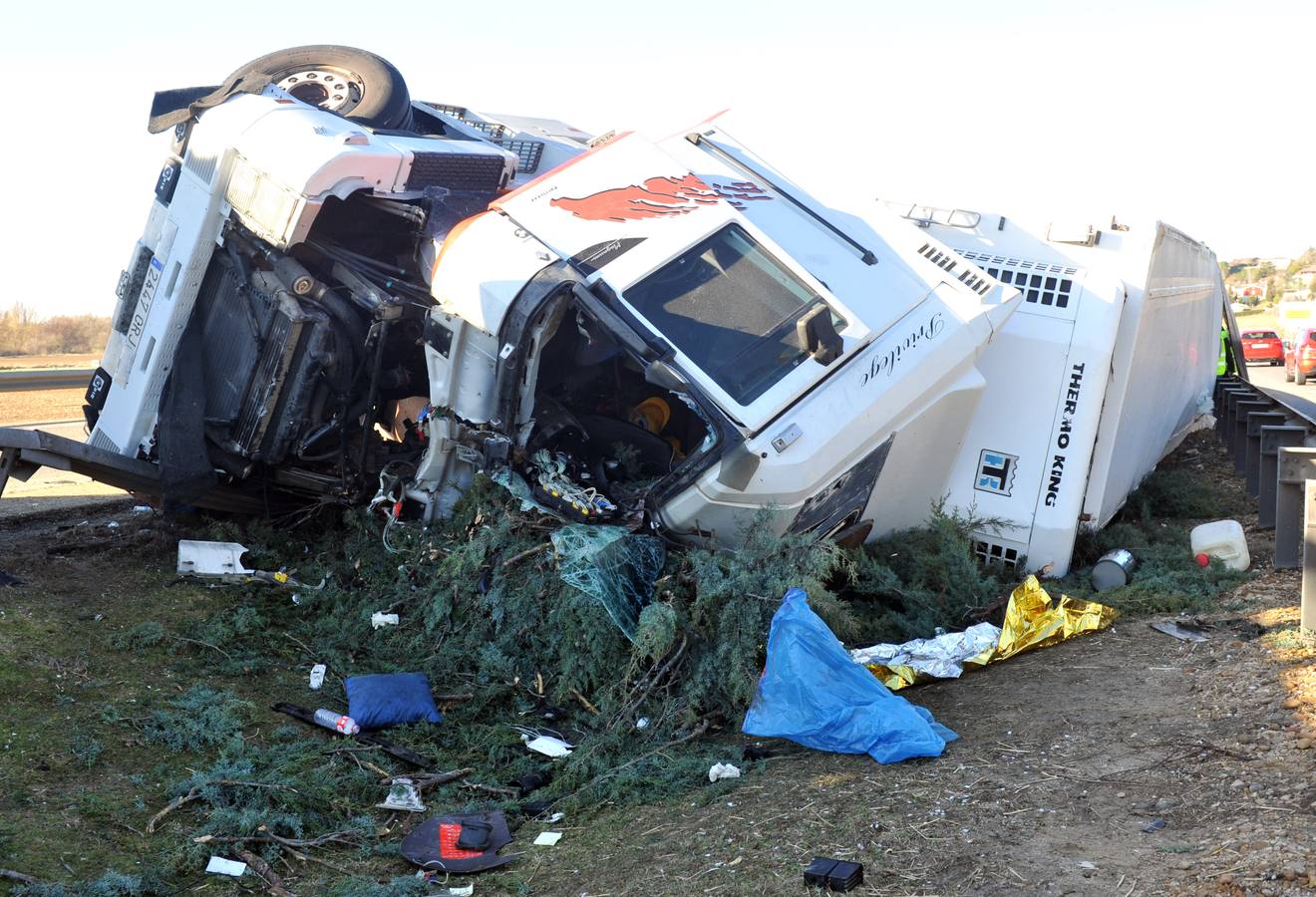 Vuelca un camión en la mediana de la A-62 en Simancas (Valladolid)