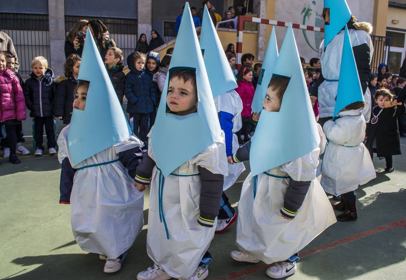 Los alumnos del colegio Amor de Dios celebran su Semana Santa