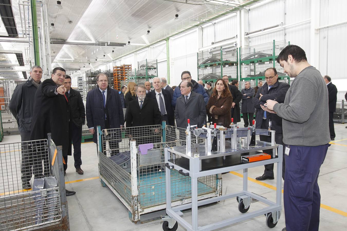 El presidente de la Junta visita el Parque de Proveedores de Renault en Villamuriel de Cerrato (Palencia)