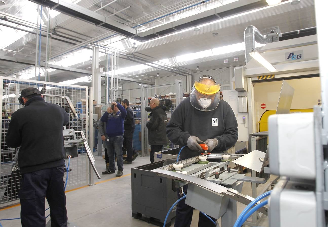 El presidente de la Junta visita el Parque de Proveedores de Renault en Villamuriel de Cerrato (Palencia)