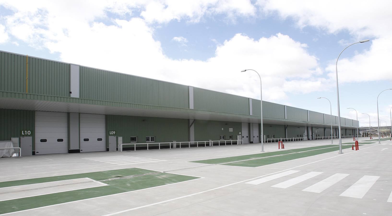 El presidente de la Junta visita el Parque de Proveedores de Renault en Villamuriel de Cerrato (Palencia)