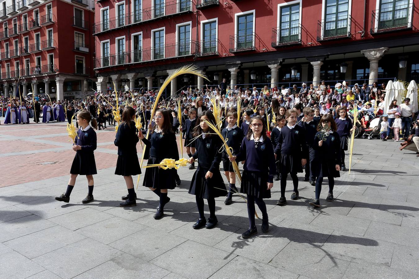 Valladolid sale a la calle para acompañar a La Borriquilla (1/2)