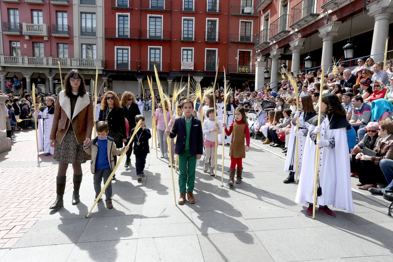 Valladolid sale a la calle para acompañar a La Borriquilla (1/2)