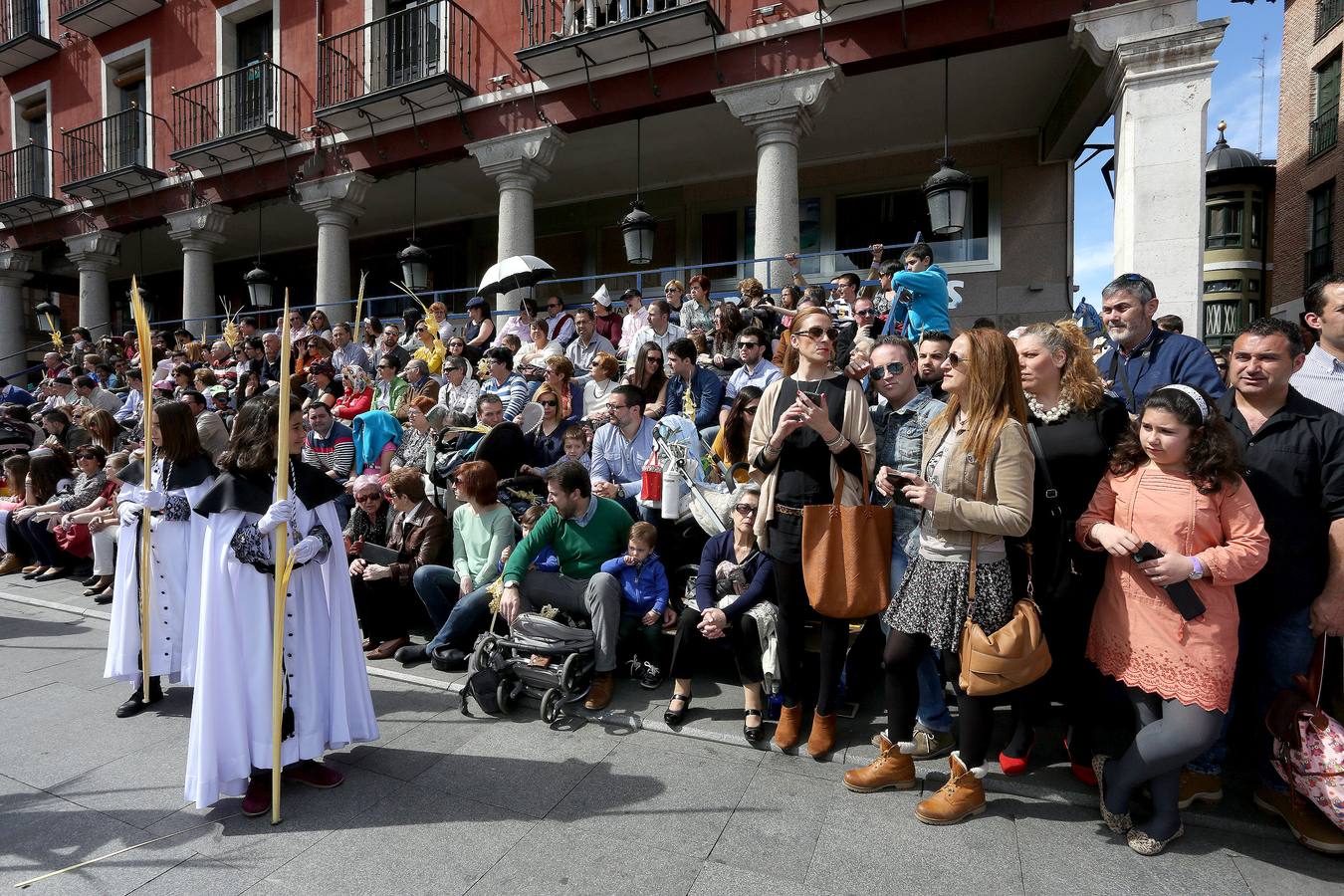 Valladolid sale a la calle para acompañar a La Borriquilla (1/2)