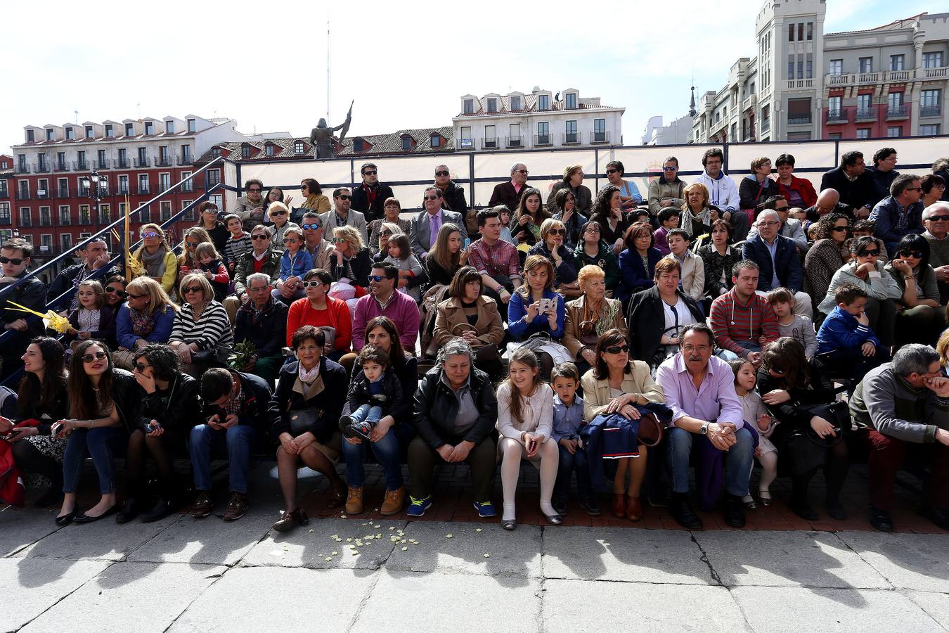 Valladolid sale a la calle para acompañar a La Borriquilla (1/2)