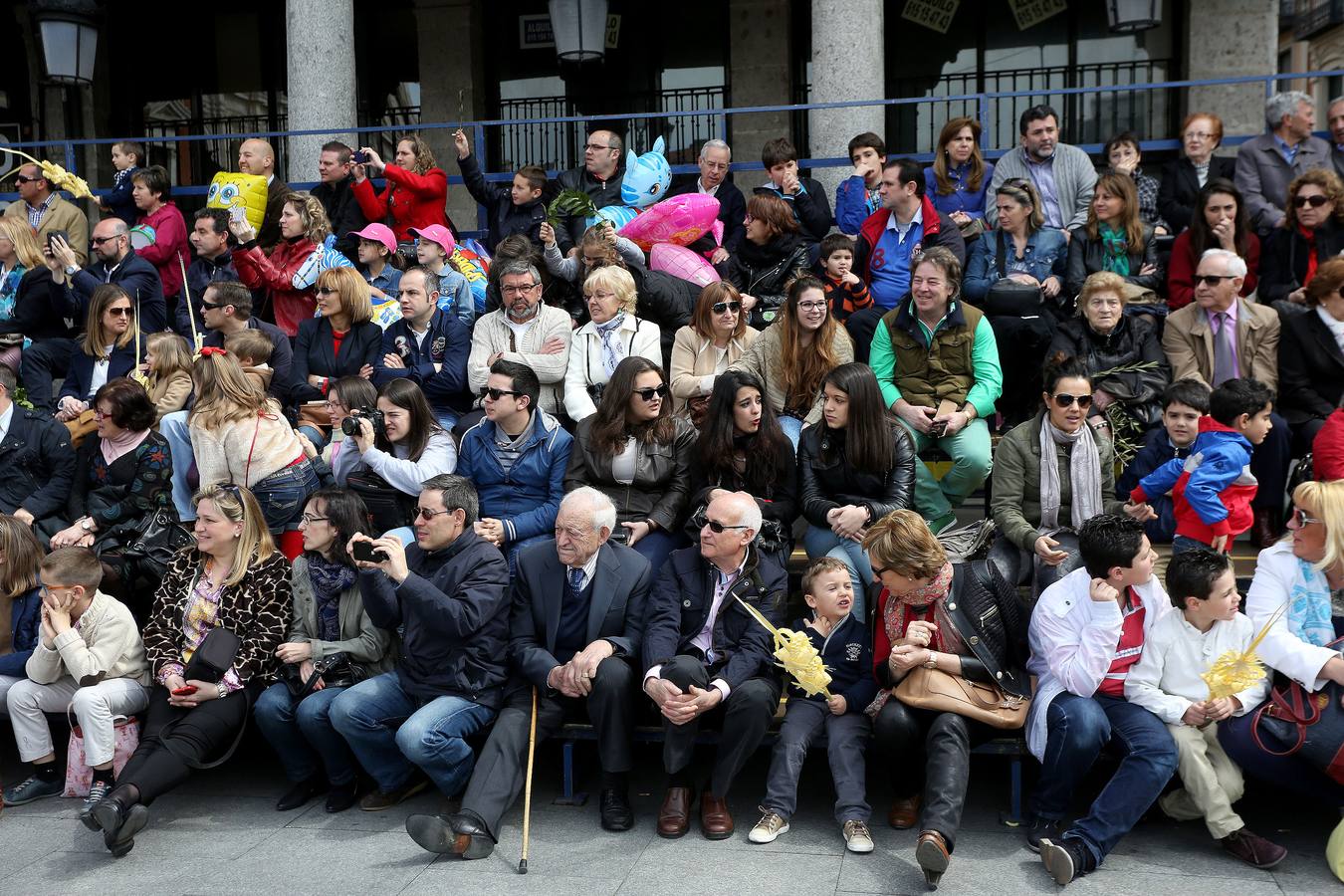 Valladolid sale a la calle para acompañar a La Borriquilla (1/2)