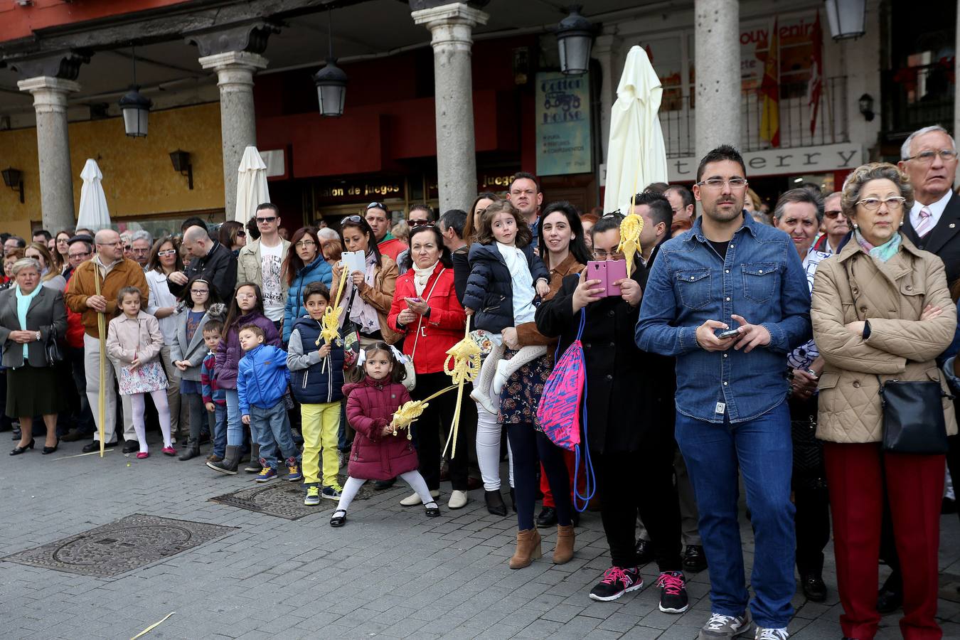 Valladolid sale a la calle para acompañar a La Borriquilla (1/2)