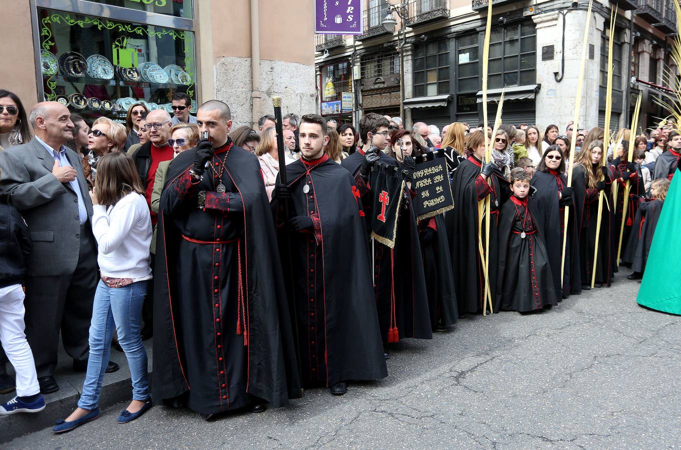 Valladolid sale a la calle para acompañar a La Borriquilla (1/2)