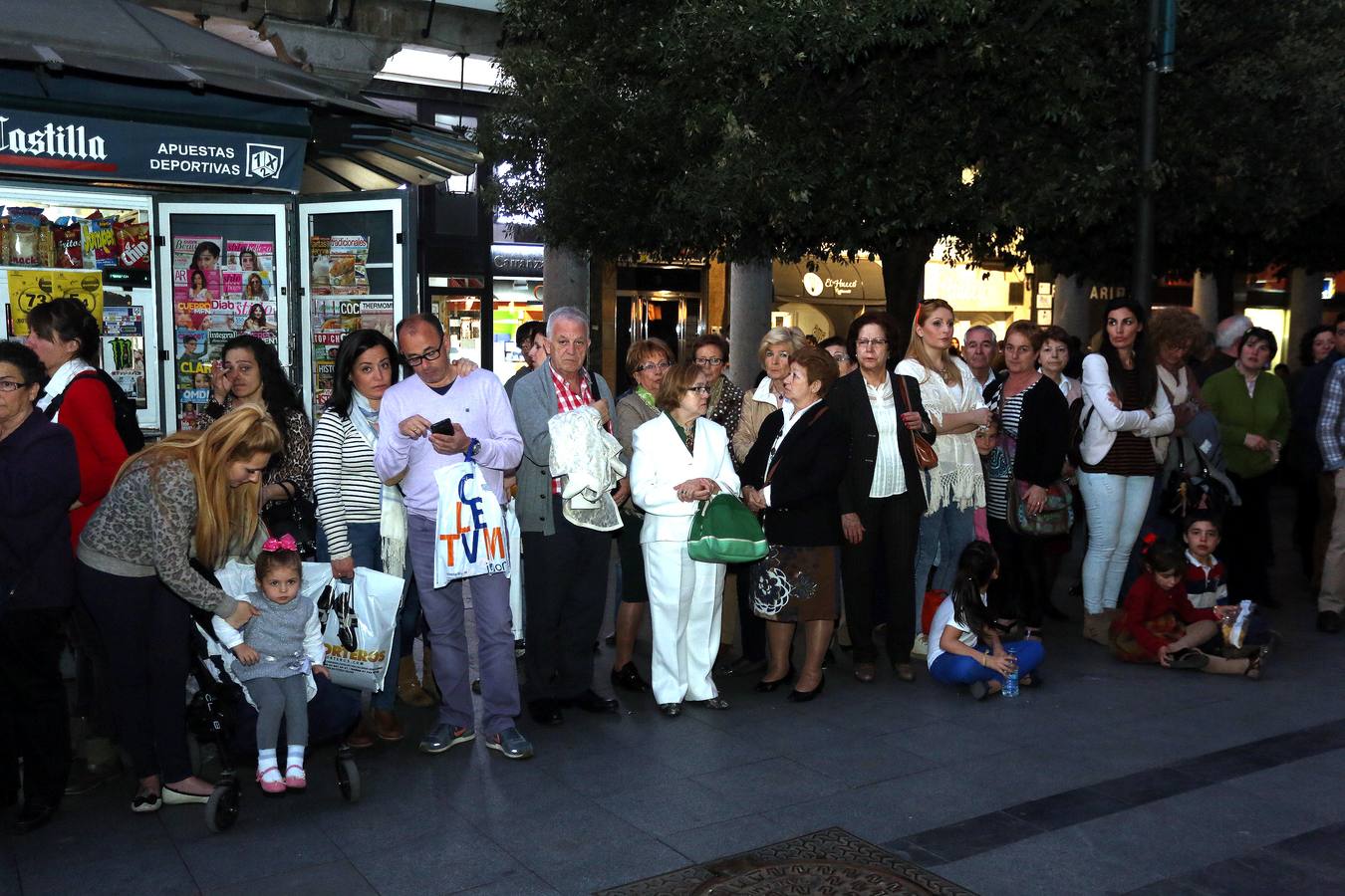 Si estuviste en la Procesión del Rosario del Dolor, búscate en la fotos (1/2)