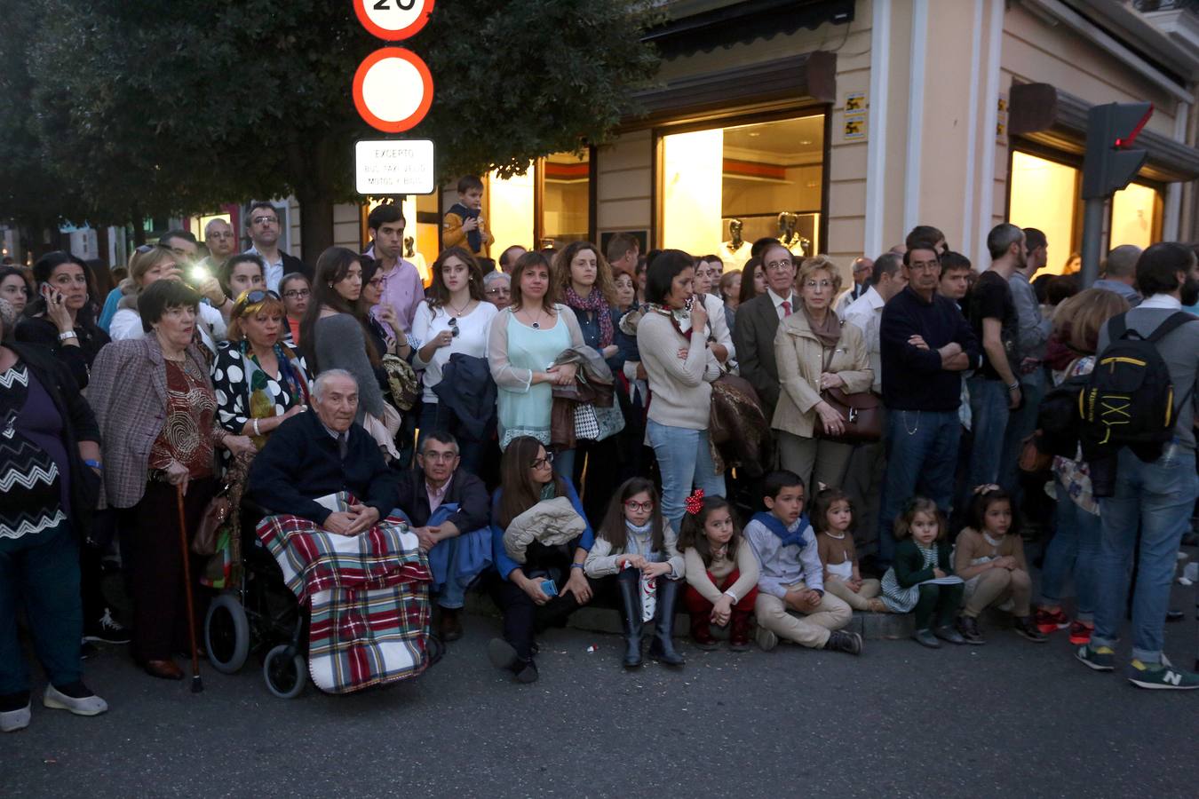 Si estuviste en la Procesión del Rosario del Dolor, búscate en la fotos (1/2)