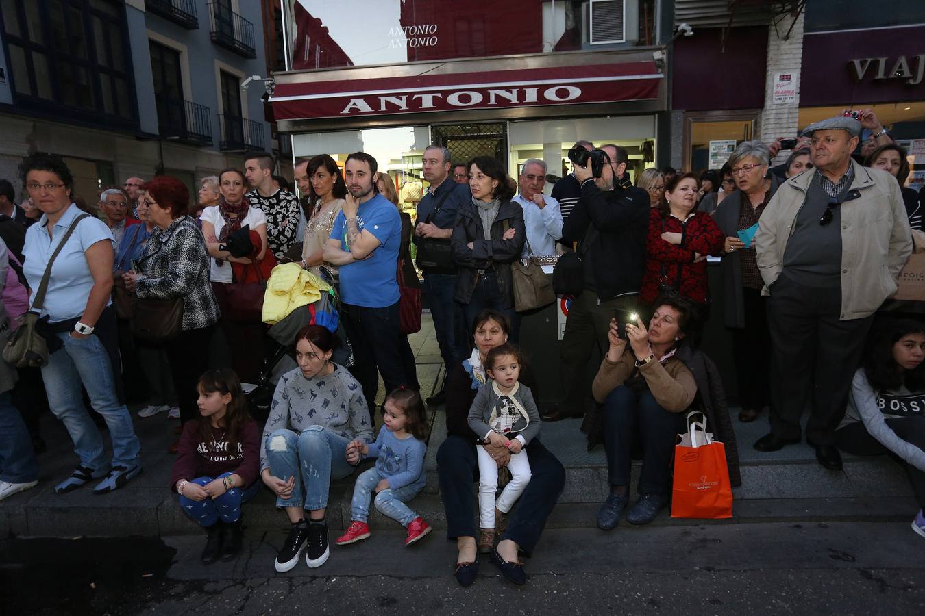 Si estuviste en la Procesión del Rosario del Dolor, búscate en la fotos (1/2)