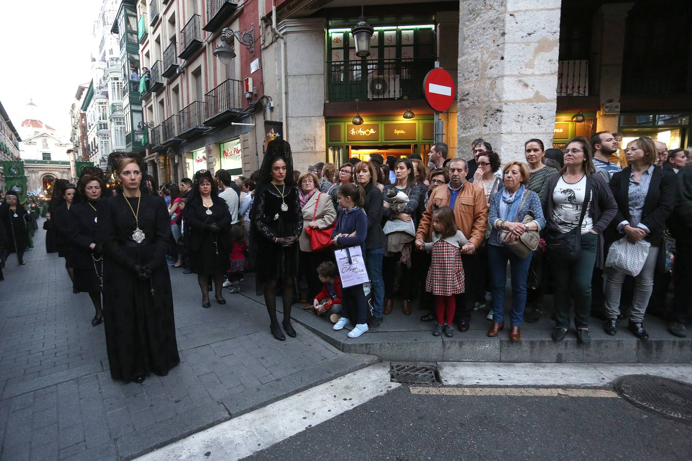 Si estuviste en la Procesión del Rosario del Dolor, búscate en la fotos (2/2)