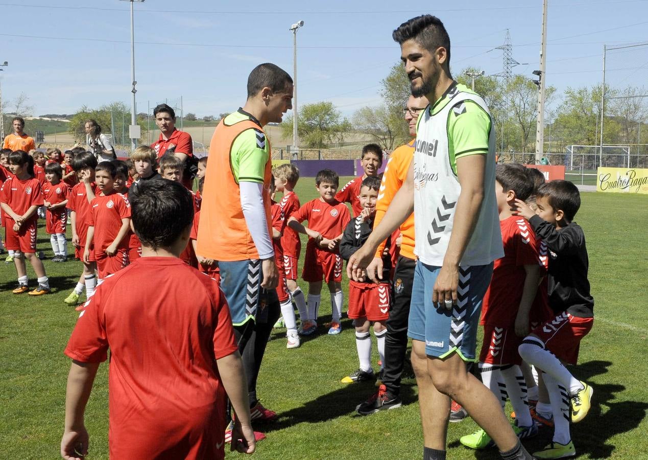 Los niños de la escuela de fútbol del Real Valladolid entrenan con los jugadores del primer equipo