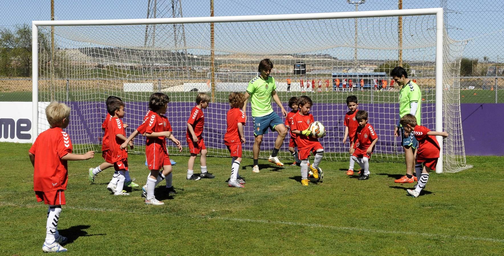 Los niños de la escuela de fútbol del Real Valladolid entrenan con los jugadores del primer equipo