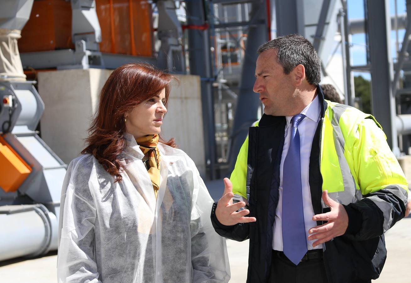 La consejera de Agricultura y Ganadería, Silvia Clemente inaugura la fábrica Naturpellet en Sanchonuño (Segovia)