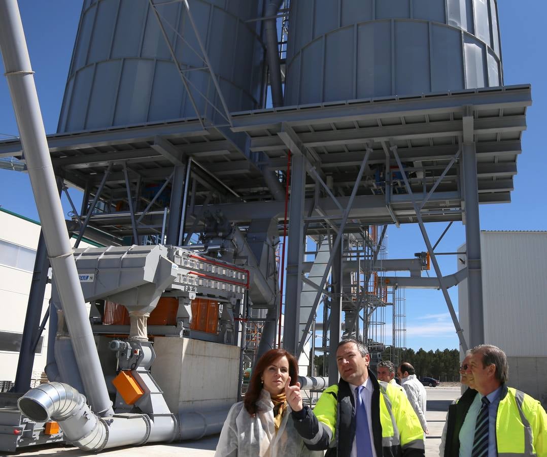 La consejera de Agricultura y Ganadería, Silvia Clemente inaugura la fábrica Naturpellet en Sanchonuño (Segovia)