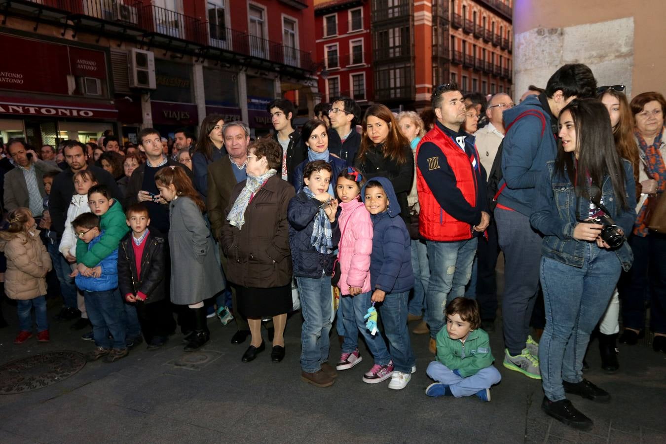 Si estuviste en el Vía Crucis Procesional, búscate en las fotos (1/2)