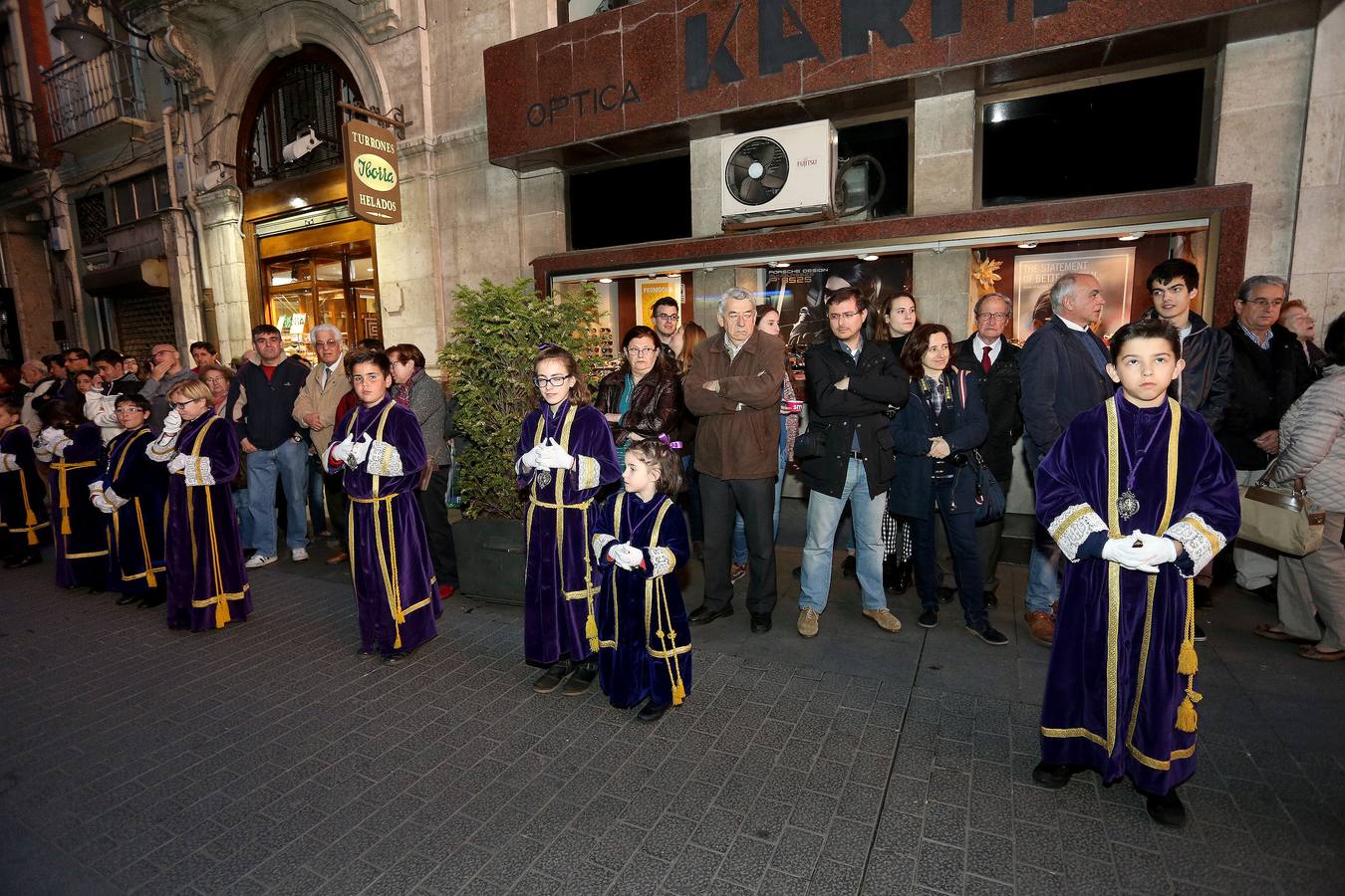 Si estuviste en el Vía Crucis Procesional, búscate en las fotos (1/2)