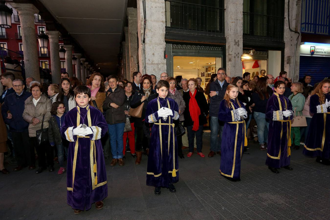 Si estuviste en el Vía Crucis Procesional, búscate en las fotos (1/2)