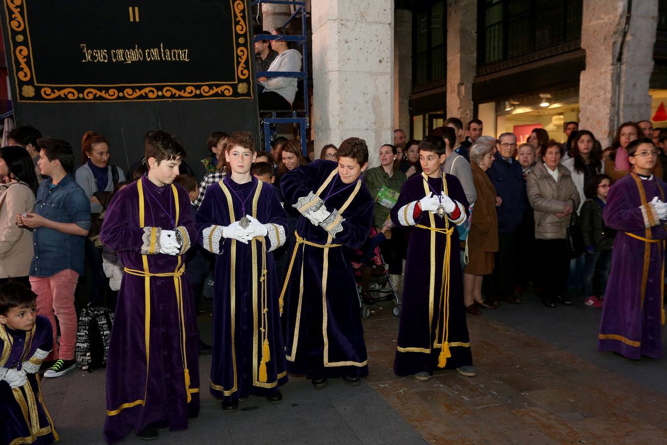 Si estuviste en el Vía Crucis Procesional, búscate en las fotos (1/2)