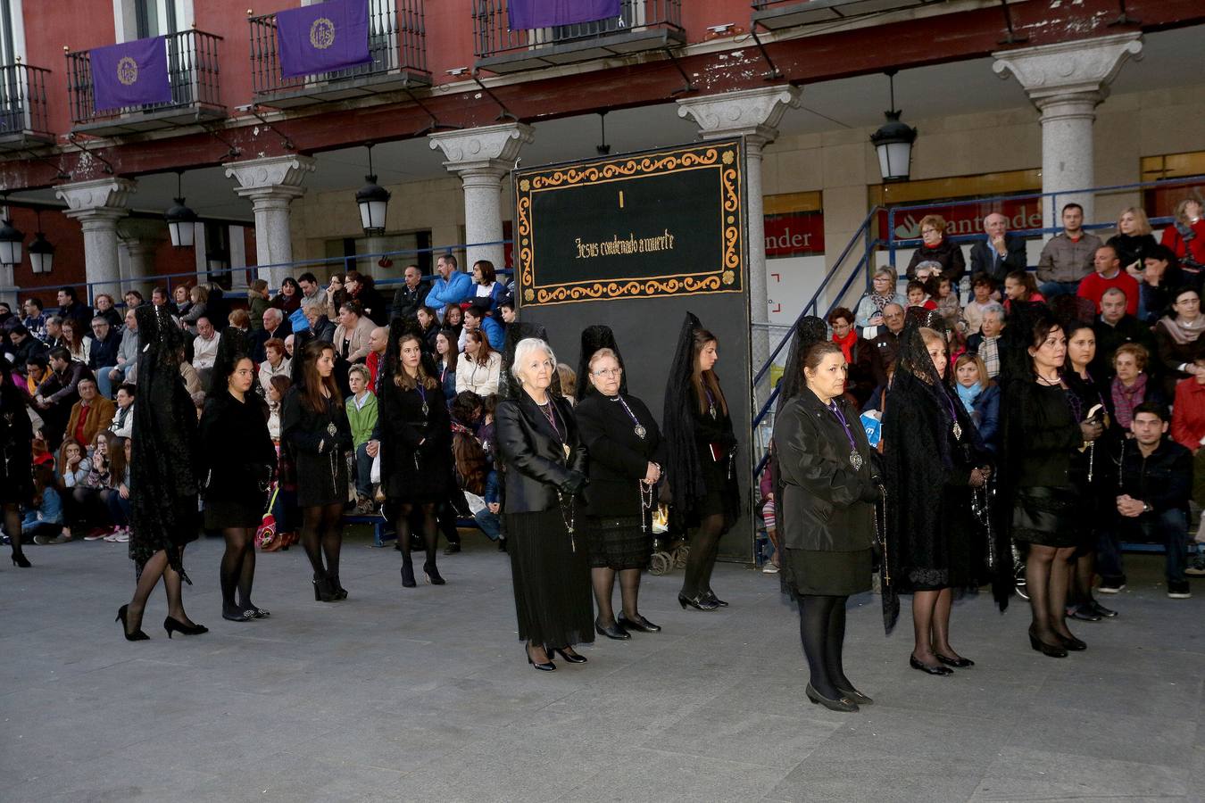 Si estuviste en el Vía Crucis Procesional, búscate en las fotos (1/2)