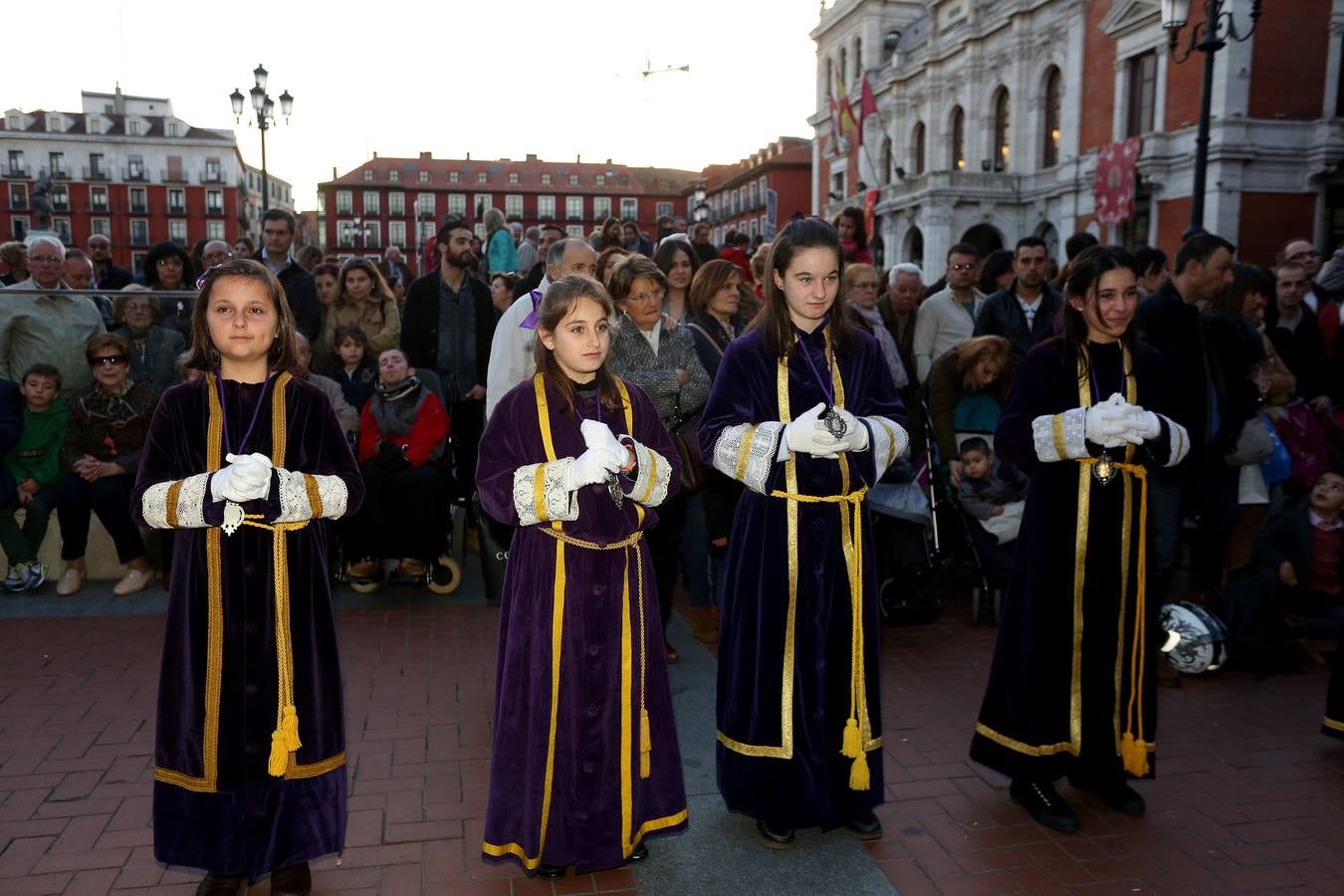 Si estuviste en el Vía Crucis Procesional, búscate en las fotos (1/2)