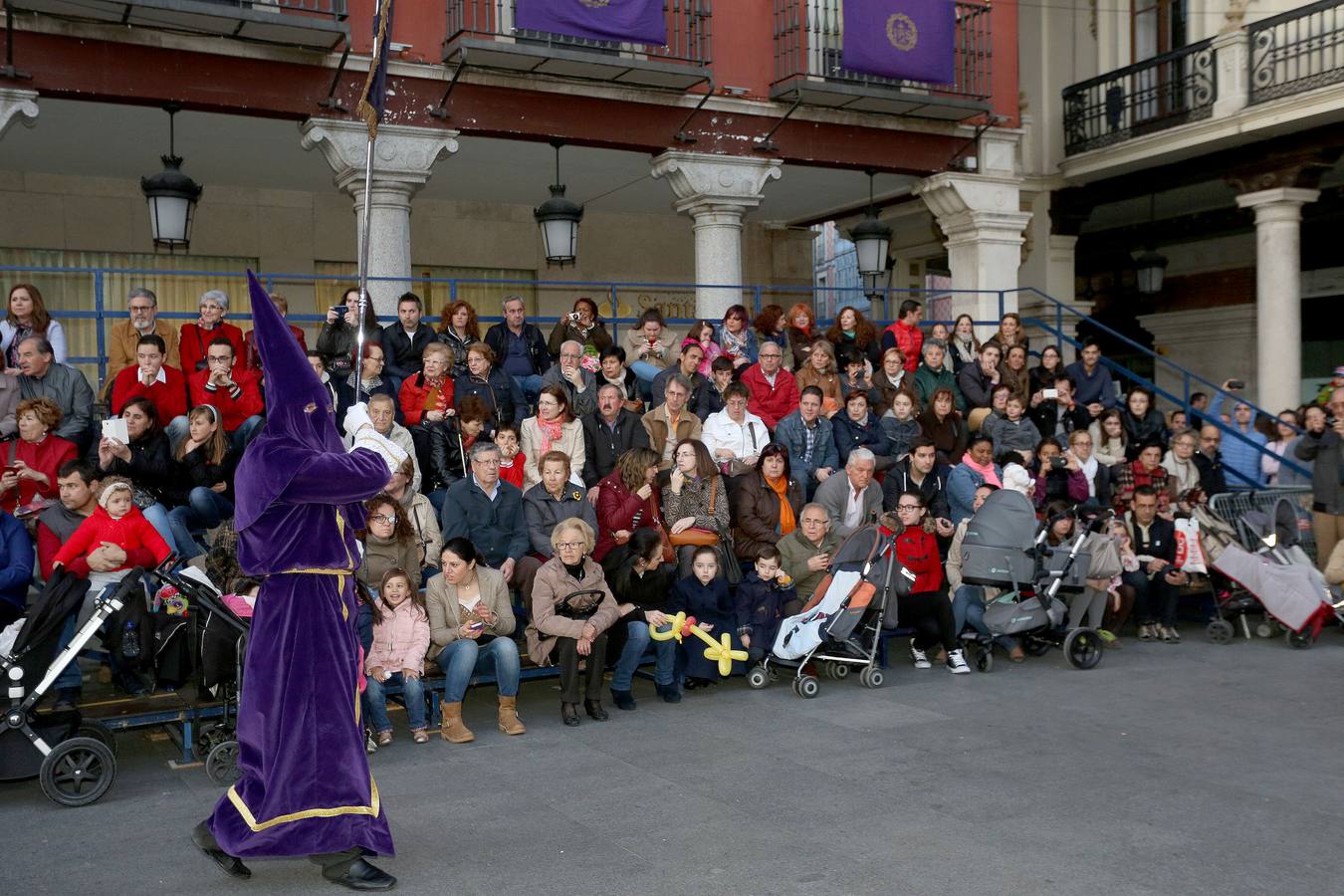 Si estuviste en el Vía Crucis Procesional, búscate en las fotos (2/2)