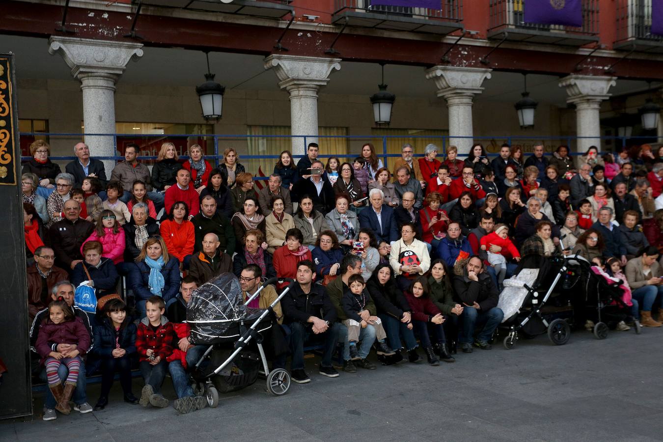 Si estuviste en el Vía Crucis Procesional, búscate en las fotos (2/2)