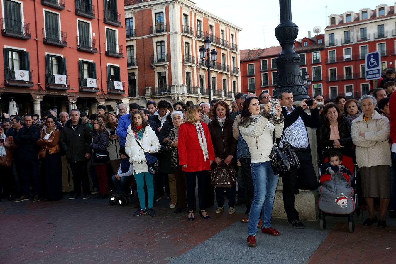 Si estuviste en el Vía Crucis Procesional, búscate en las fotos (2/2)