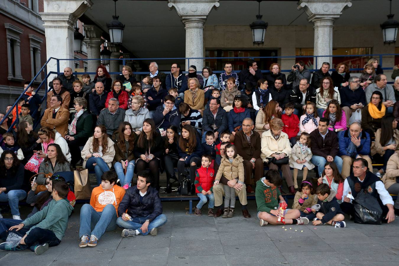 Si estuviste en el Vía Crucis Procesional, búscate en las fotos (2/2)