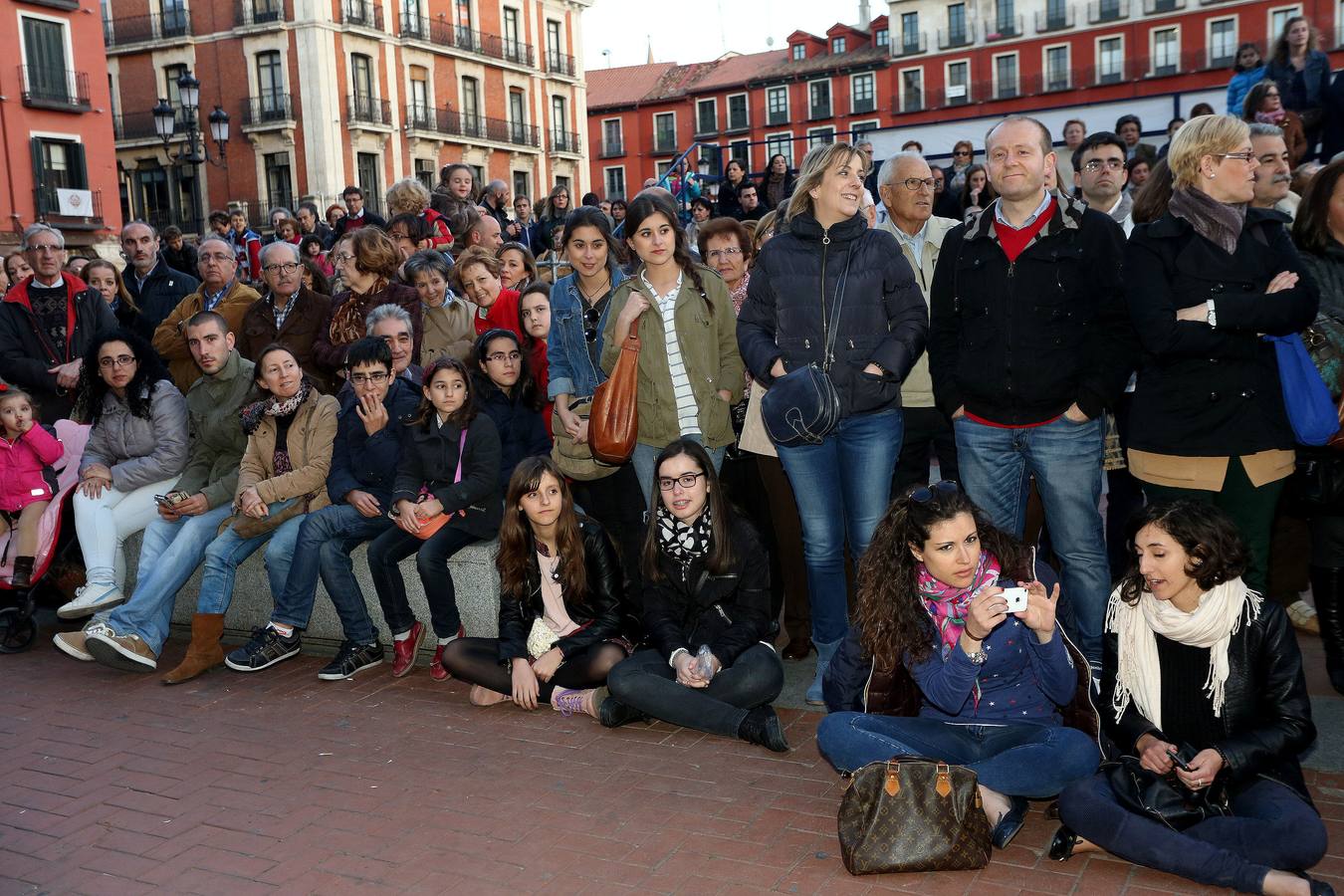 Si estuviste en el Vía Crucis Procesional, búscate en las fotos (2/2)