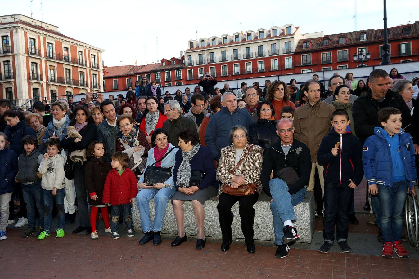 Si estuviste en el Vía Crucis Procesional, búscate en las fotos (2/2)