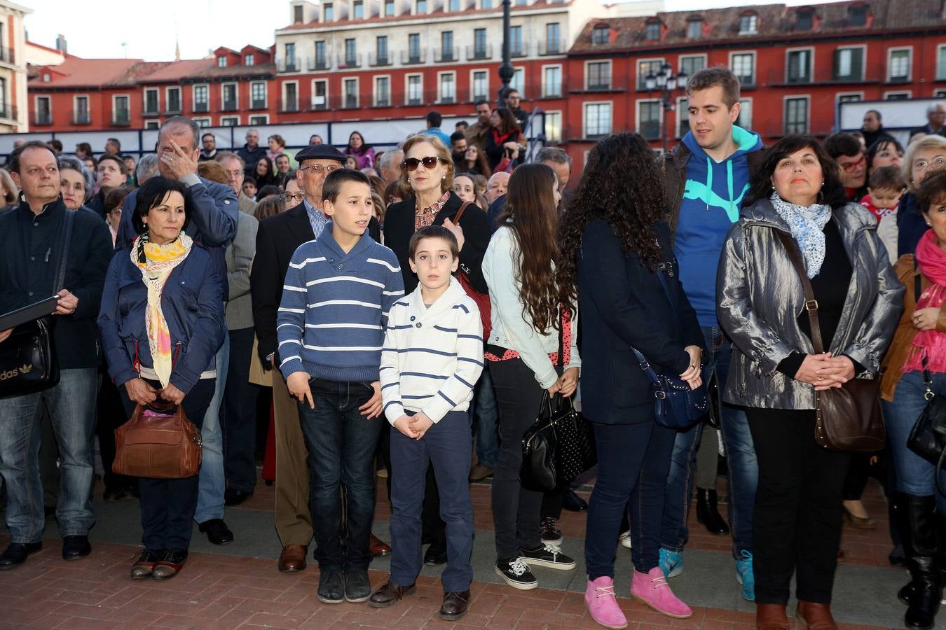 Si estuviste en el Vía Crucis Procesional, búscate en las fotos (2/2)