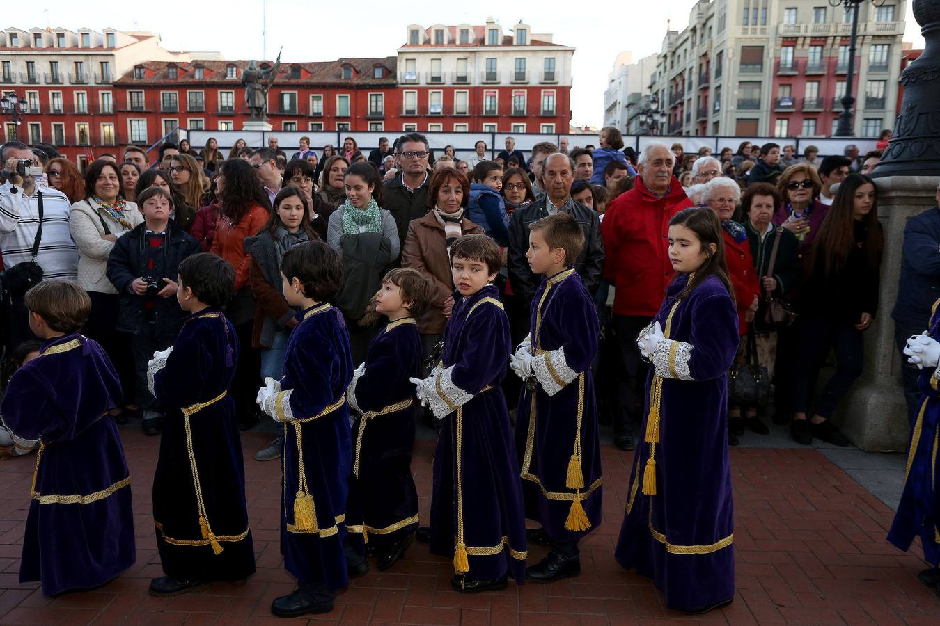 Si estuviste en el Vía Crucis Procesional, búscate en las fotos (2/2)