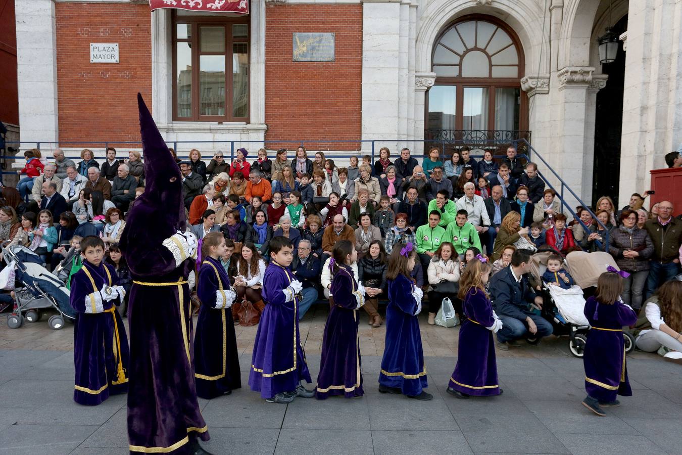 Si estuviste en el Vía Crucis Procesional, búscate en las fotos (2/2)