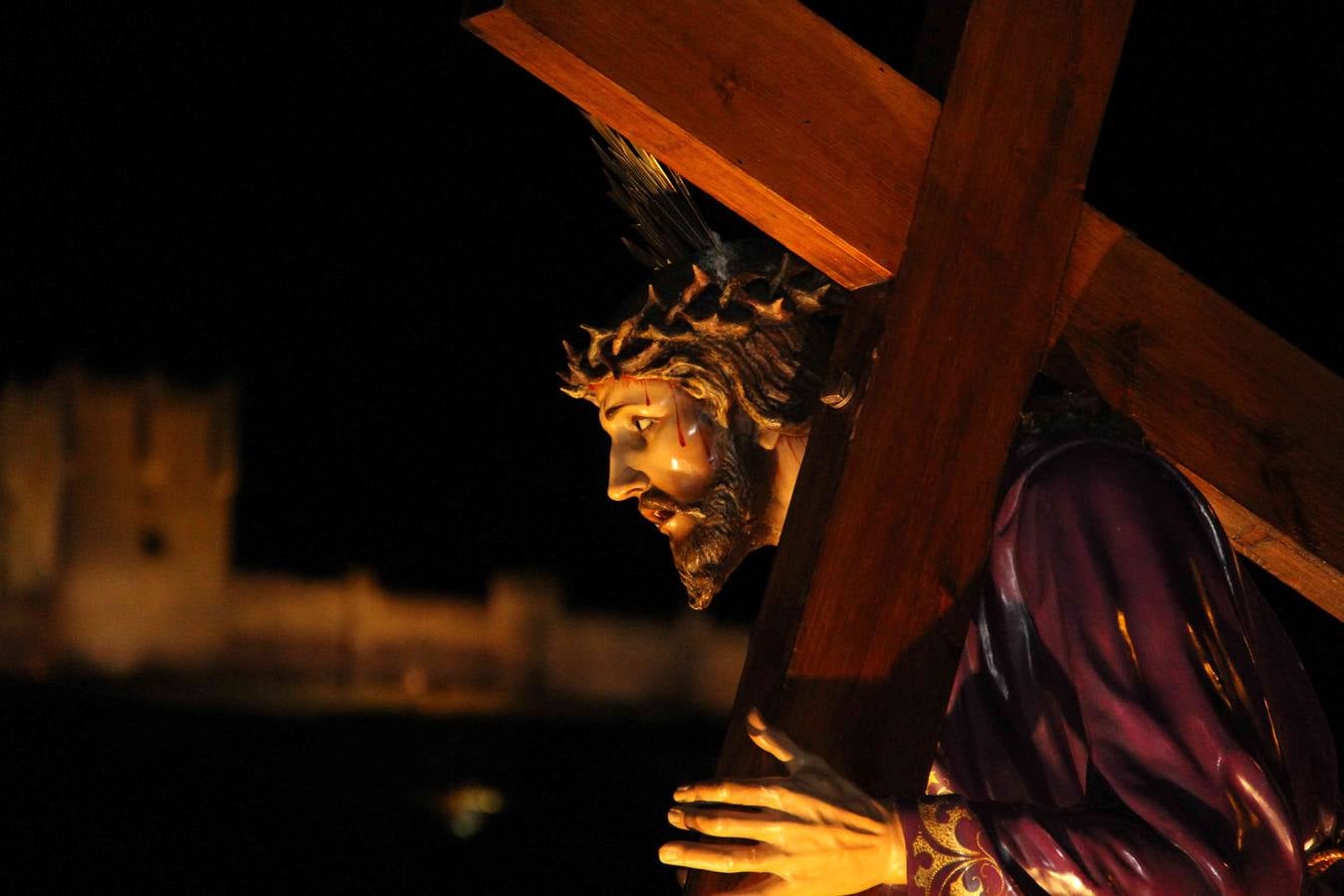 Vía Crucis y besapié al Nazareno en Peñafiel (Valladolid)