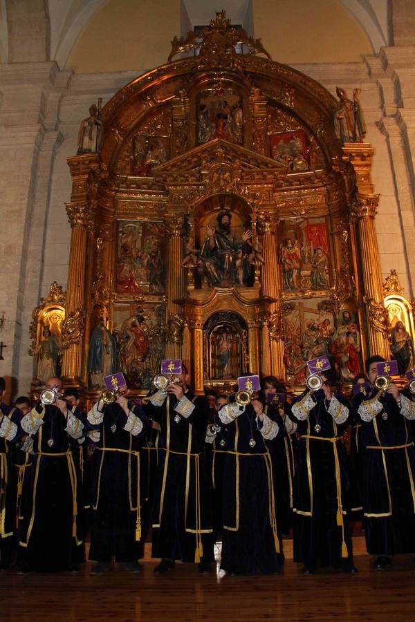 Vía Crucis y besapié al Nazareno en Peñafiel (Valladolid)